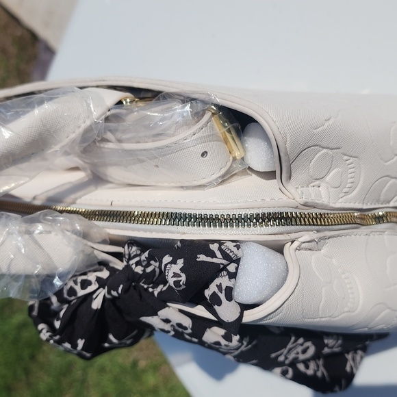 BETSEY JOHNSON SKULL SATCHEL - Picture 7 of 12